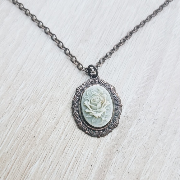 Urban Outfitters Flower Pendant Necklace - Picture 4 of 5